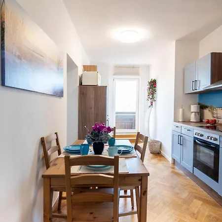 Doppelhaus- Schleussig , Moderner Altbau Dachetage Mit 2 Schlafzimmern Und Separatem Zusatzzimmer , Parkplatz - Balkon - Kamin - Eicheparkett - Arbeitsplatz 莱比锡