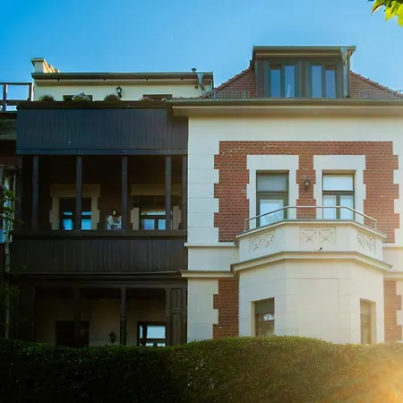 Doppelhaus- Schleussig , Moderner Altbau Dachetage Mit 2 Schlafzimmern Und Separatem Zusatzzimmer , Parkplatz - Balkon - Kamin - Eicheparkett - Arbeitsplatz 莱比锡