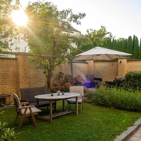 Doppelhaus- Schleussig , Moderner Altbau Dachetage Mit 2 Schlafzimmern Und Separatem Zusatzzimmer , Parkplatz - Balkon - Kamin - Eicheparkett - Arbeitsplatz