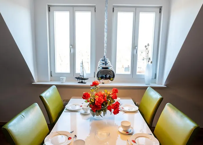 Doppelhaus- Schleussig , Moderner Altbau Dachetage Mit 2 Schlafzimmern Und Separatem Zusatzzimmer , Parkplatz - Balkon - Kamin - Eicheparkett - Arbeitsplatz Apartman *