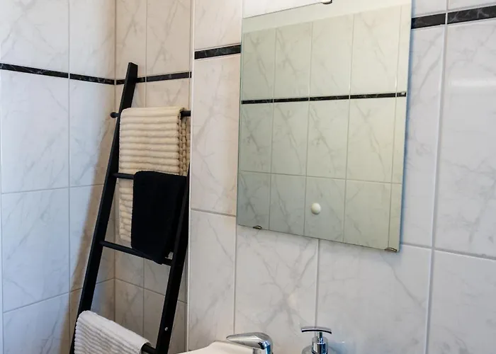 Apartman Doppelhaus- Schleussig , Moderner Altbau Dachetage Mit 2 Schlafzimmern Und Separatem Zusatzzimmer , Parkplatz - Balkon - Kamin - Eicheparkett - Arbeitsplatz