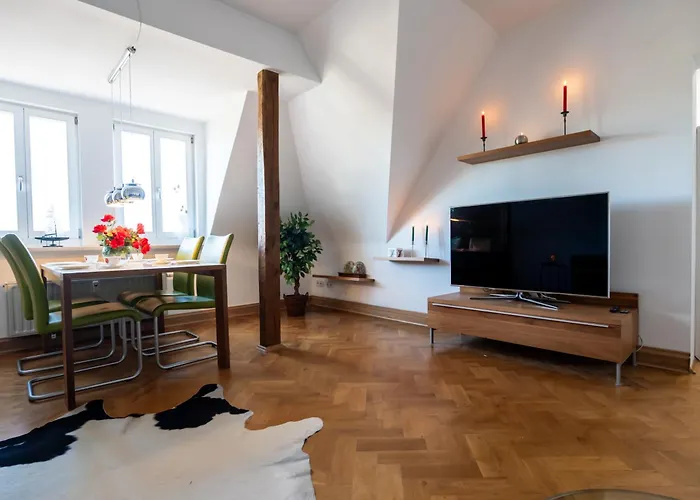 Doppelhaus- Schleussig , Moderner Altbau Dachetage Mit 2 Schlafzimmern Und Separatem Zusatzzimmer , Parkplatz - Balkon - Kamin - Eicheparkett - Arbeitsplatz Apartman