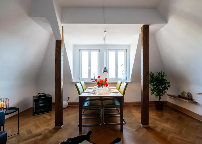 Doppelhaus- Schleussig , Moderner Altbau Dachetage Mit 2 Schlafzimmern Und Separatem Zusatzzimmer , Parkplatz - Balkon - Kamin - Eicheparkett - Arbeitsplatz Lipcse