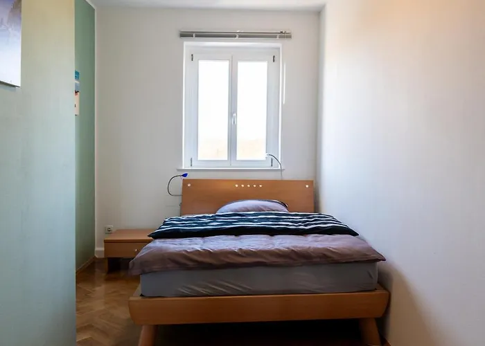 Doppelhaus- Schleussig , Moderner Altbau Dachetage Mit 2 Schlafzimmern Und Separatem Zusatzzimmer , Parkplatz - Balkon - Kamin - Eicheparkett - Arbeitsplatz Apartman *