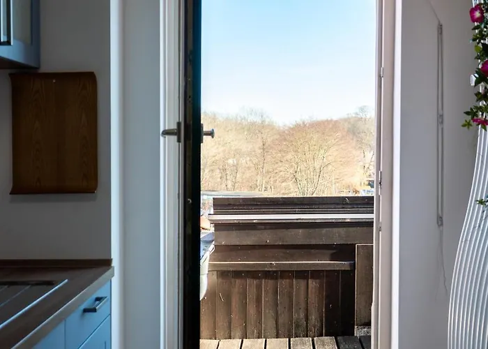 Apartman Doppelhaus- Schleussig , Moderner Altbau Dachetage Mit 2 Schlafzimmern Und Separatem Zusatzzimmer , Parkplatz - Balkon - Kamin - Eicheparkett - Arbeitsplatz Lipcse