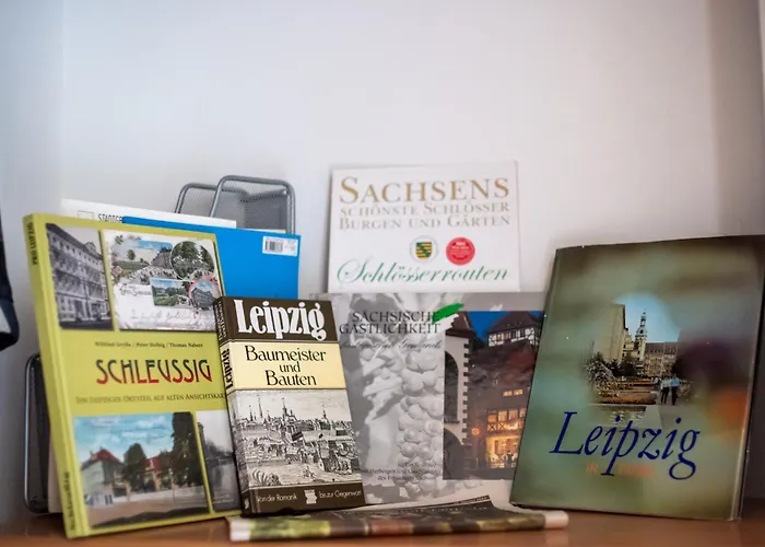 Doppelhaus- Schleussig , Moderner Altbau Dachetage Mit 2 Schlafzimmern Und Separatem Zusatzzimmer , Parkplatz - Balkon - Kamin - Eicheparkett - Arbeitsplatz *