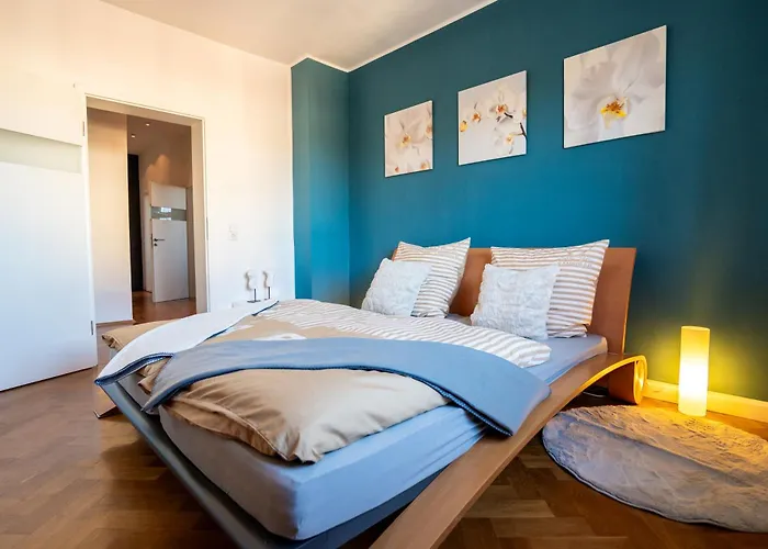 Doppelhaus- Schleussig , Moderner Altbau Dachetage Mit 2 Schlafzimmern Und Separatem Zusatzzimmer , Parkplatz - Balkon - Kamin - Eicheparkett - Arbeitsplatz Lipcse