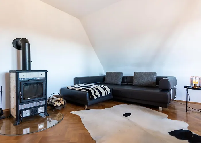 Apartman Doppelhaus- Schleussig , Moderner Altbau Dachetage Mit 2 Schlafzimmern Und Separatem Zusatzzimmer , Parkplatz - Balkon - Kamin - Eicheparkett - Arbeitsplatz Lipcse