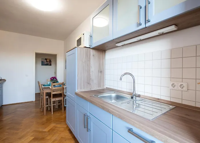 Doppelhaus- Schleussig , Moderner Altbau Dachetage Mit 2 Schlafzimmern Und Separatem Zusatzzimmer , Parkplatz - Balkon - Kamin - Eicheparkett - Arbeitsplatz * Lipcse