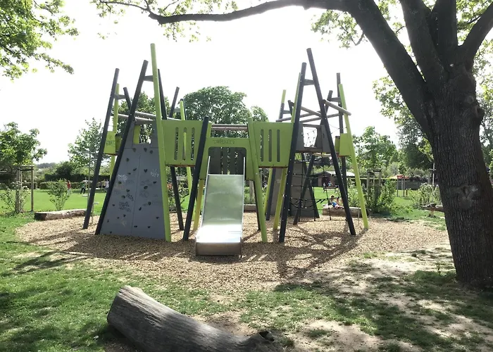 Apartman Doppelhaus- Schleussig , Moderner Altbau Dachetage Mit 2 Schlafzimmern Und Separatem Zusatzzimmer , Parkplatz - Balkon - Kamin - Eicheparkett - Arbeitsplatz