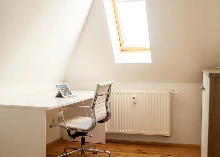 Doppelhaus- Schleussig , Moderner Altbau Dachetage Mit 2 Schlafzimmern Und Separatem Zusatzzimmer , Parkplatz - Balkon - Kamin - Eicheparkett - Arbeitsplatz Apartman *