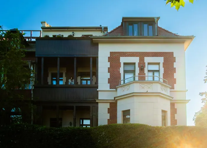 Doppelhaus- Schleussig , Moderner Altbau Dachetage Mit 2 Schlafzimmern Und Separatem Zusatzzimmer , Parkplatz - Balkon - Kamin - Eicheparkett - Arbeitsplatz Lipcse