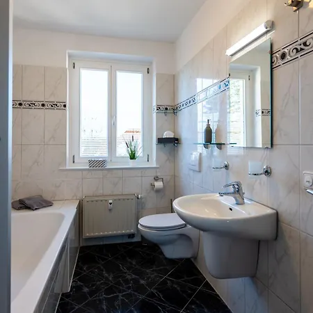Doppelhaus- Schleussig , Moderner Altbau Dachetage Mit 2 Schlafzimmern Und Separatem Zusatzzimmer , Parkplatz - Balkon - Kamin - Eicheparkett - Arbeitsplatz * Leipzig