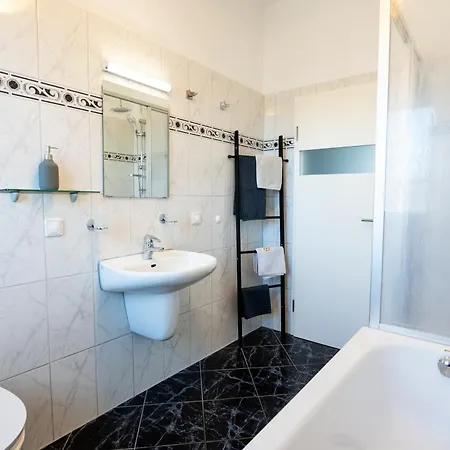Apartment Doppelhaus- Schleussig , Moderner Altbau Dachetage Mit 2 Schlafzimmern Und Separatem Zusatzzimmer , Parkplatz - Balkon - Kamin - Eicheparkett - Arbeitsplatz