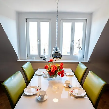 Doppelhaus- Schleussig , Moderner Altbau Dachetage Mit 2 Schlafzimmern Und Separatem Zusatzzimmer , Parkplatz - Balkon - Kamin - Eicheparkett - Arbeitsplatz Apartment *