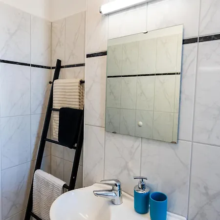 Apartamento Doppelhaus- Schleussig , Moderner Altbau Dachetage Mit 2 Schlafzimmern Und Separatem Zusatzzimmer , Parkplatz - Balkon - Kamin - Eicheparkett - Arbeitsplatz