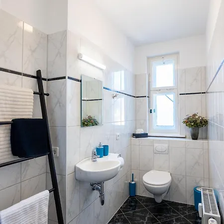 Doppelhaus- Schleussig , Moderner Altbau Dachetage Mit 2 Schlafzimmern Und Separatem Zusatzzimmer , Parkplatz - Balkon - Kamin - Eicheparkett - Arbeitsplatz דירה