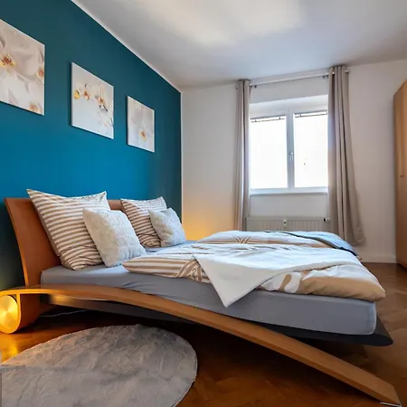 Doppelhaus- Schleussig , Moderner Altbau Dachetage Mit 2 Schlafzimmern Und Separatem Zusatzzimmer , Parkplatz - Balkon - Kamin - Eicheparkett - Arbeitsplatz 莱比锡