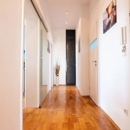 Doppelhaus- Schleussig , Moderner Altbau Dachetage Mit 2 Schlafzimmern Und Separatem Zusatzzimmer , Parkplatz - Balkon - Kamin - Eicheparkett - Arbeitsplatz Apartment *