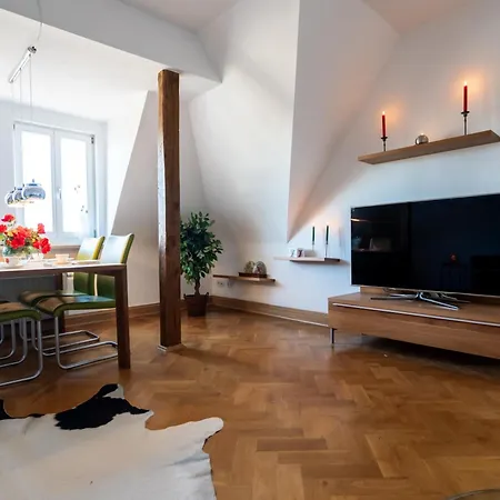 Doppelhaus- Schleussig , Moderner Altbau Dachetage Mit 2 Schlafzimmern Und Separatem Zusatzzimmer , Parkplatz - Balkon - Kamin - Eicheparkett - Arbeitsplatz Apartment