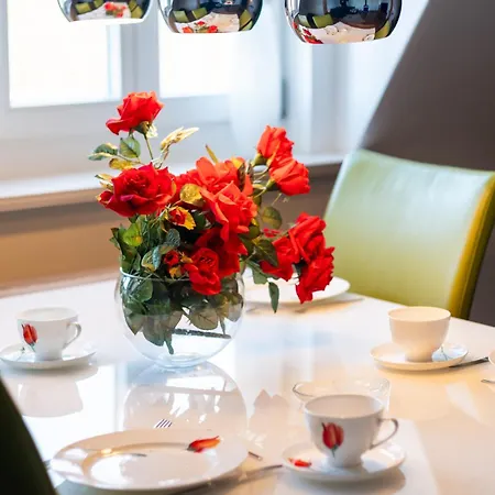 Apartamento Doppelhaus- Schleussig , Moderner Altbau Dachetage Mit 2 Schlafzimmern Und Separatem Zusatzzimmer , Parkplatz - Balkon - Kamin - Eicheparkett - Arbeitsplatz