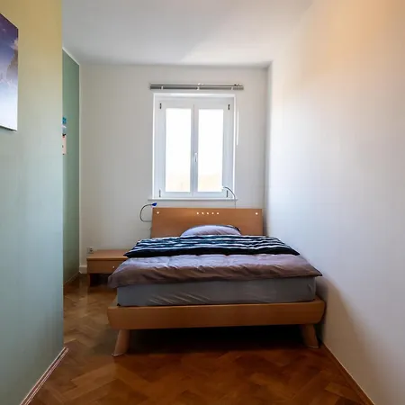 Doppelhaus- Schleussig , Moderner Altbau Dachetage Mit 2 Schlafzimmern Und Separatem Zusatzzimmer , Parkplatz - Balkon - Kamin - Eicheparkett - Arbeitsplatz Apartment *