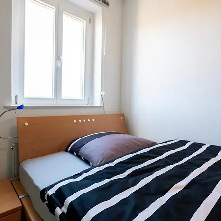 Doppelhaus- Schleussig , Moderner Altbau Dachetage Mit 2 Schlafzimmern Und Separatem Zusatzzimmer , Parkplatz - Balkon - Kamin - Eicheparkett - Arbeitsplatz Apartment