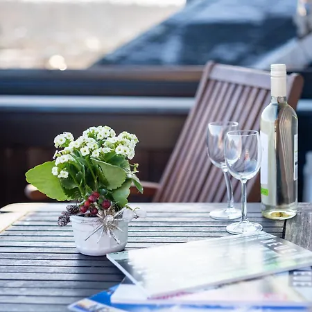 Doppelhaus- Schleussig , Moderner Altbau Dachetage Mit 2 Schlafzimmern Und Separatem Zusatzzimmer , Parkplatz - Balkon - Kamin - Eicheparkett - Arbeitsplatz *