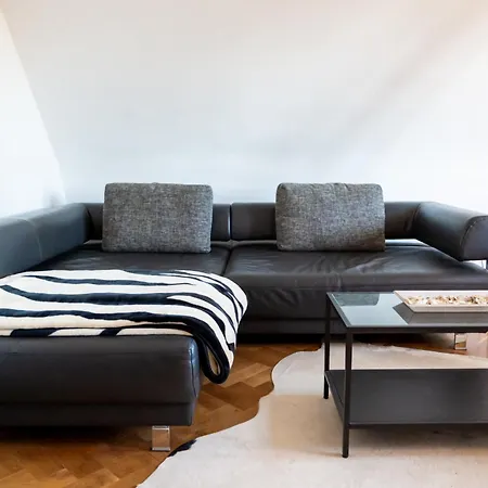 דירה Doppelhaus- Schleussig , Moderner Altbau Dachetage Mit 2 Schlafzimmern Und Separatem Zusatzzimmer , Parkplatz - Balkon - Kamin - Eicheparkett - Arbeitsplatz