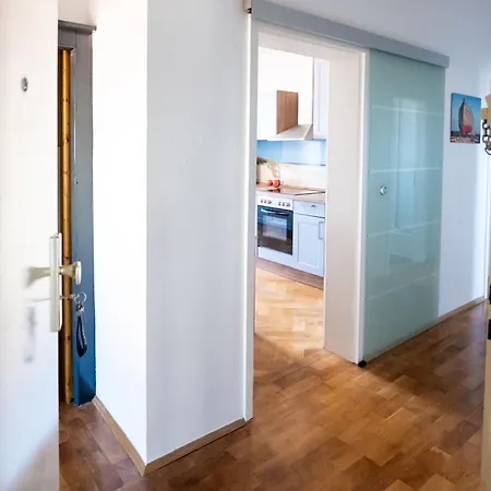 Doppelhaus- Schleussig , Moderner Altbau Dachetage Mit 2 Schlafzimmern Und Separatem Zusatzzimmer , Parkplatz - Balkon - Kamin - Eicheparkett - Arbeitsplatz 莱比锡