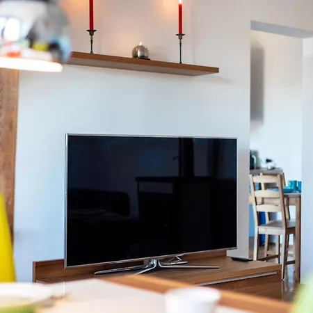 Doppelhaus- Schleussig , Moderner Altbau Dachetage Mit 2 Schlafzimmern Und Separatem Zusatzzimmer , Parkplatz - Balkon - Kamin - Eicheparkett - Arbeitsplatz *