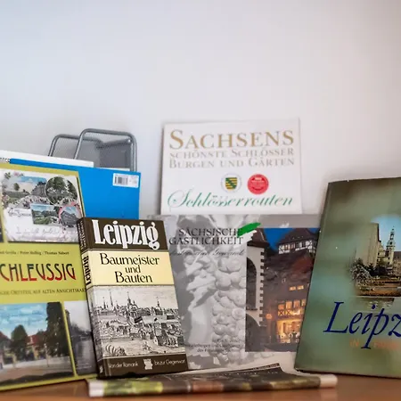 Doppelhaus- Schleussig , Moderner Altbau Dachetage Mit 2 Schlafzimmern Und Separatem Zusatzzimmer , Parkplatz - Balkon - Kamin - Eicheparkett - Arbeitsplatz *