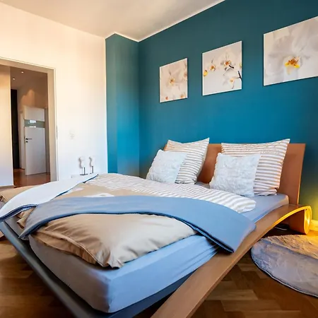 Doppelhaus- Schleussig , Moderner Altbau Dachetage Mit 2 Schlafzimmern Und Separatem Zusatzzimmer , Parkplatz - Balkon - Kamin - Eicheparkett - Arbeitsplatz 莱比锡