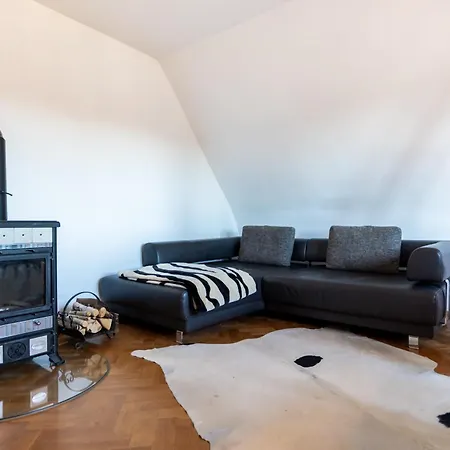 Apartamento Doppelhaus- Schleussig , Moderner Altbau Dachetage Mit 2 Schlafzimmern Und Separatem Zusatzzimmer , Parkplatz - Balkon - Kamin - Eicheparkett - Arbeitsplatz Leipzig