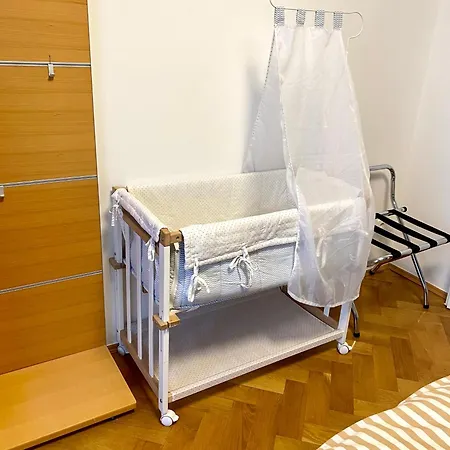 Doppelhaus- Schleussig , Moderner Altbau Dachetage Mit 2 Schlafzimmern Und Separatem Zusatzzimmer , Parkplatz - Balkon - Kamin - Eicheparkett - Arbeitsplatz * 莱比锡