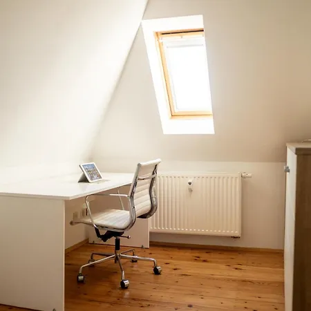 Doppelhaus- Schleussig , Moderner Altbau Dachetage Mit 2 Schlafzimmern Und Separatem Zusatzzimmer , Parkplatz - Balkon - Kamin - Eicheparkett - Arbeitsplatz דירה *