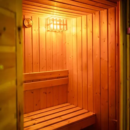 Apartment Doppelhaus- Schleussig , Moderner Altbau Dachetage Mit 2 Schlafzimmern Und Separatem Zusatzzimmer , Parkplatz - Balkon - Kamin - Eicheparkett - Arbeitsplatz *