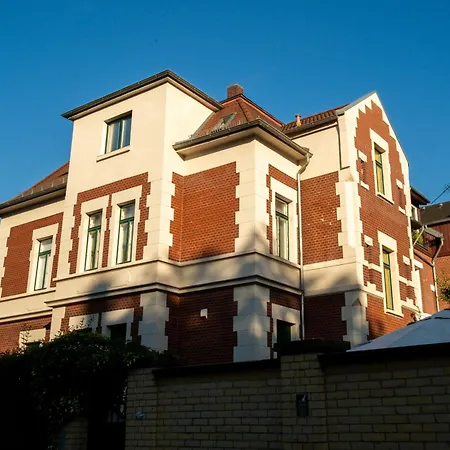 Doppelhaus- Schleussig , Moderner Altbau Dachetage Mit 2 Schlafzimmern Und Separatem Zusatzzimmer , Parkplatz - Balkon - Kamin - Eicheparkett - Arbeitsplatz * 莱比锡