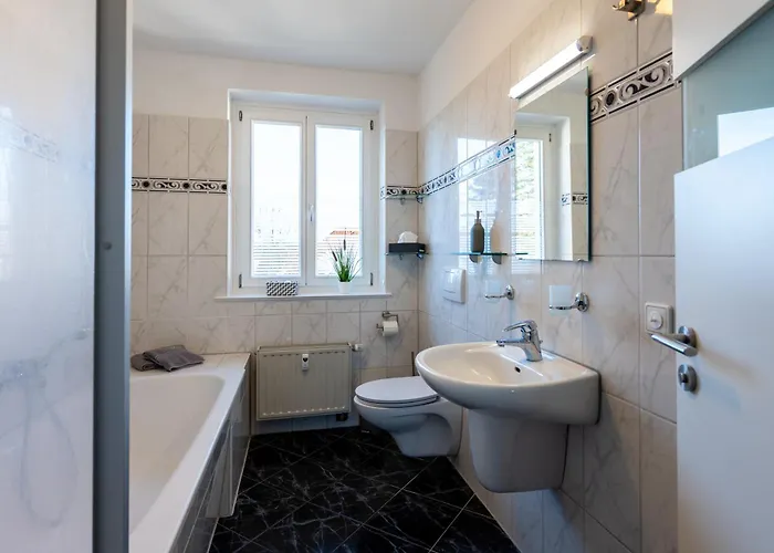 Doppelhaus- Schleussig , Moderner Altbau Dachetage Mit 2 Schlafzimmern Und Separatem Zusatzzimmer , Parkplatz - Balkon - Kamin - Eicheparkett - Arbeitsplatz * Лейпциг