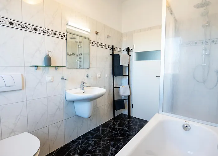 Апартаменты Doppelhaus- Schleussig , Moderner Altbau Dachetage Mit 2 Schlafzimmern Und Separatem Zusatzzimmer , Parkplatz - Balkon - Kamin - Eicheparkett - Arbeitsplatz