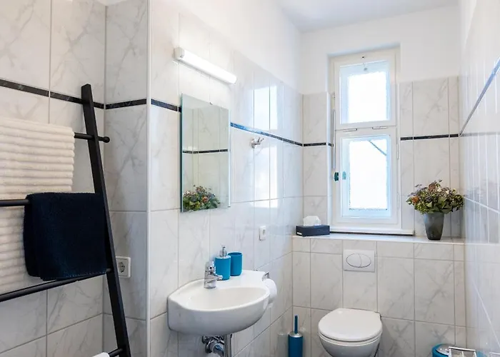 Doppelhaus- Schleussig , Moderner Altbau Dachetage Mit 2 Schlafzimmern Und Separatem Zusatzzimmer , Parkplatz - Balkon - Kamin - Eicheparkett - Arbeitsplatz Апартаменты