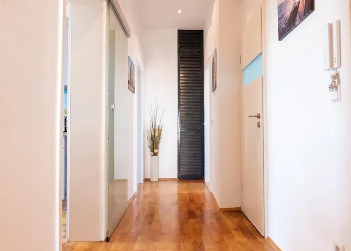 Doppelhaus- Schleussig , Moderner Altbau Dachetage Mit 2 Schlafzimmern Und Separatem Zusatzzimmer , Parkplatz - Balkon - Kamin - Eicheparkett - Arbeitsplatz Апартаменты *