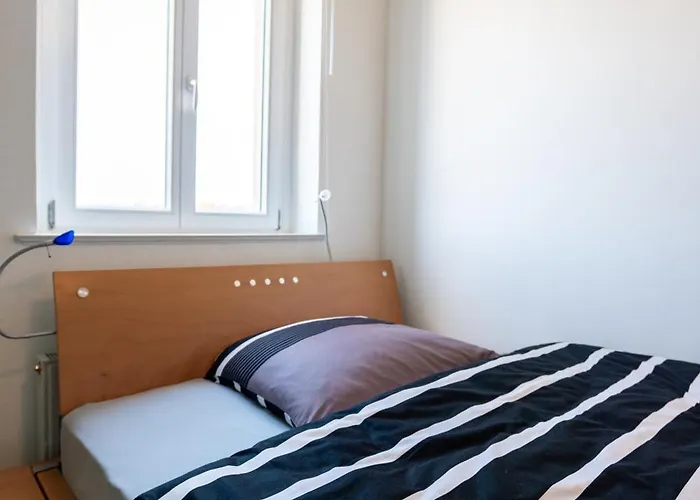 Doppelhaus- Schleussig , Moderner Altbau Dachetage Mit 2 Schlafzimmern Und Separatem Zusatzzimmer , Parkplatz - Balkon - Kamin - Eicheparkett - Arbeitsplatz Апартаменты