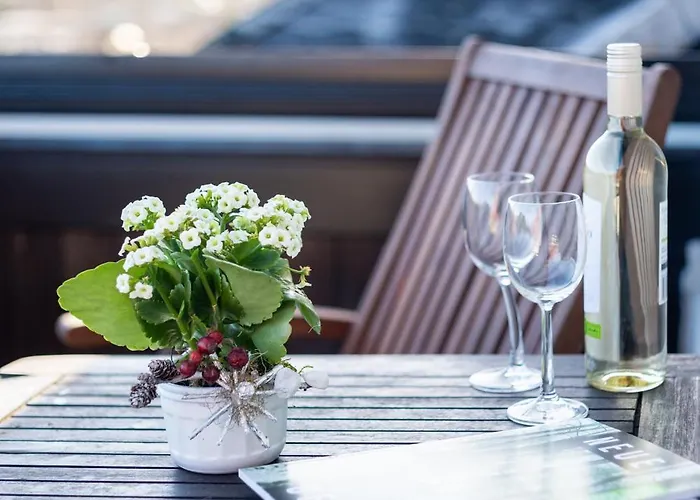 Doppelhaus- Schleussig , Moderner Altbau Dachetage Mit 2 Schlafzimmern Und Separatem Zusatzzimmer , Parkplatz - Balkon - Kamin - Eicheparkett - Arbeitsplatz *