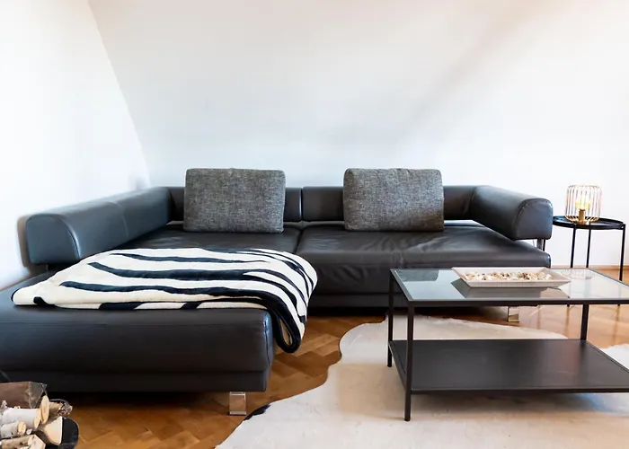 Апартаменты Doppelhaus- Schleussig , Moderner Altbau Dachetage Mit 2 Schlafzimmern Und Separatem Zusatzzimmer , Parkplatz - Balkon - Kamin - Eicheparkett - Arbeitsplatz