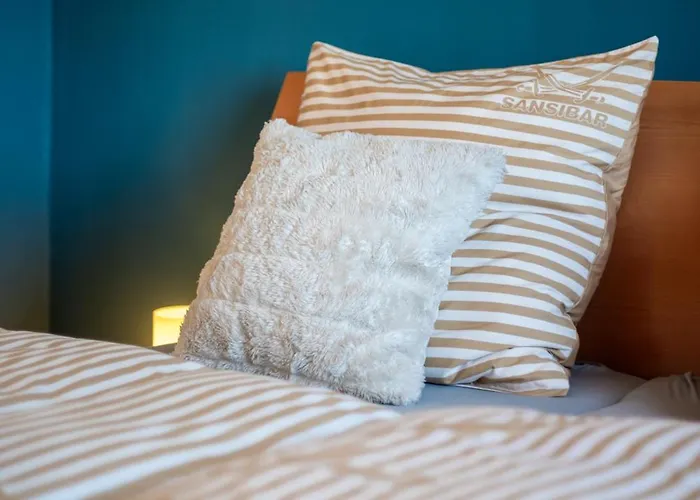 Doppelhaus- Schleussig , Moderner Altbau Dachetage Mit 2 Schlafzimmern Und Separatem Zusatzzimmer , Parkplatz - Balkon - Kamin - Eicheparkett - Arbeitsplatz * Лейпциг