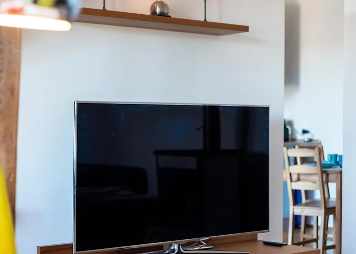 Doppelhaus- Schleussig , Moderner Altbau Dachetage Mit 2 Schlafzimmern Und Separatem Zusatzzimmer , Parkplatz - Balkon - Kamin - Eicheparkett - Arbeitsplatz *