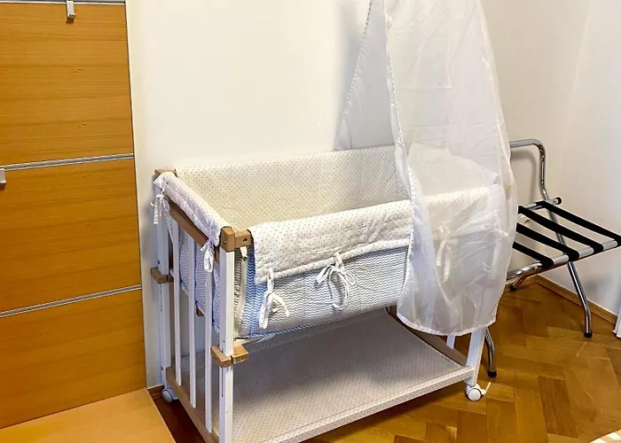 Doppelhaus- Schleussig , Moderner Altbau Dachetage Mit 2 Schlafzimmern Und Separatem Zusatzzimmer , Parkplatz - Balkon - Kamin - Eicheparkett - Arbeitsplatz * Лейпциг