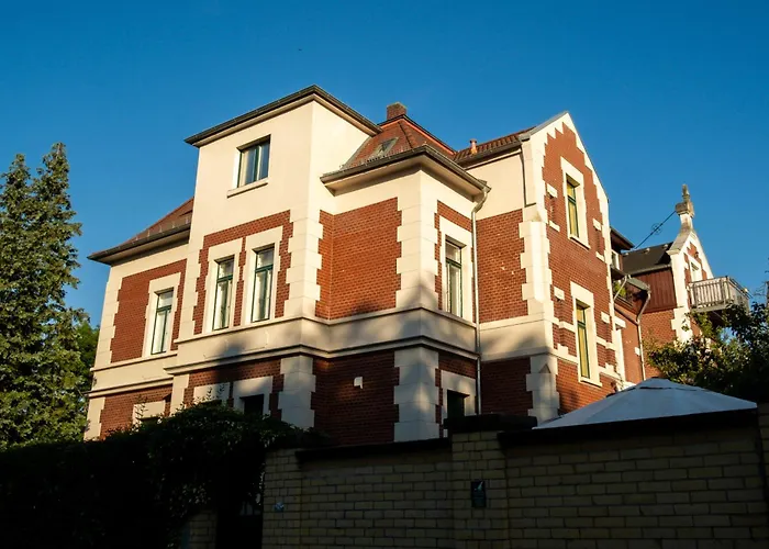 Doppelhaus- Schleussig , Moderner Altbau Dachetage Mit 2 Schlafzimmern Und Separatem Zusatzzimmer , Parkplatz - Balkon - Kamin - Eicheparkett - Arbeitsplatz * Лейпциг