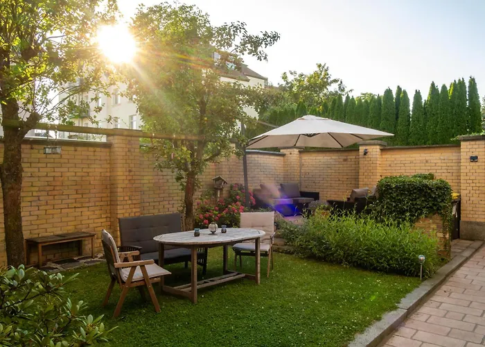Doppelhaus- Schleussig , Moderner Altbau Dachetage Mit 2 Schlafzimmern Und Separatem Zusatzzimmer , Parkplatz - Balkon - Kamin - Eicheparkett - Arbeitsplatz